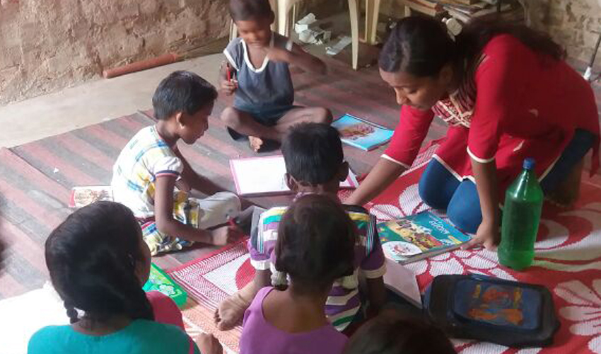 Art and Craft sessions alongwith Hindi Lessons at Gomoh